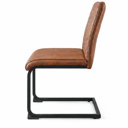Moderne bruin eetkamerstoel met hoge rugleuning, diamantvormige stiksels, zachte stoffen bekleding en zwart metalen sledeframe, schuin van voren gefotografeerd.
