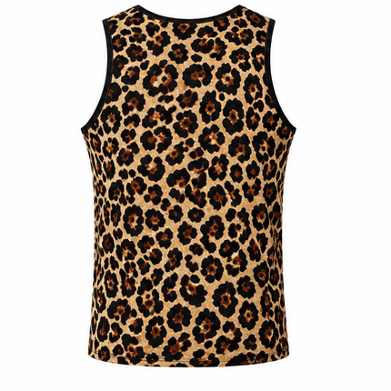 Model draagt een slim fit heren tanktop met bruine en zwarte luipaardprint, ronde hals en mouwloos ontwerp, gecombineerd met een zwarte broek tegen een witte achtergrond.