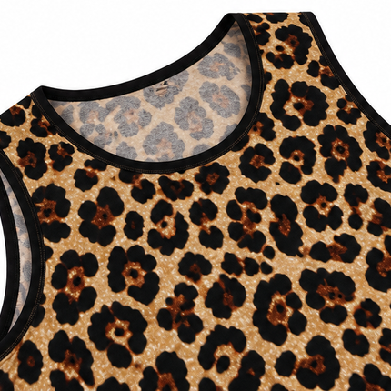 Model draagt een slim fit heren tanktop met bruine en zwarte luipaardprint, ronde hals en mouwloos ontwerp, gecombineerd met een zwarte broek tegen een witte achtergrond.