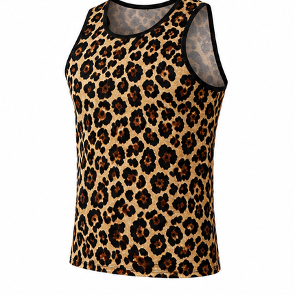Model draagt een slim fit heren tanktop met bruine en zwarte luipaardprint, ronde hals en mouwloos ontwerp, gecombineerd met een zwarte broek tegen een witte achtergrond.