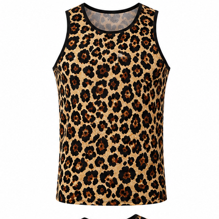 Model draagt een slim fit heren tanktop met bruine en zwarte luipaardprint, ronde hals en mouwloos ontwerp, gecombineerd met een zwarte broek tegen een witte achtergrond.