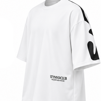 Oversized heren T-shirt in khaki, voorkant met zwarte STYNVOCLUB-letterprint, ronde hals, verlaagde schouders en grafische mouwprint op witte achtergrond.
