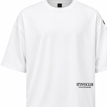 Oversized heren T-shirt in khaki, voorkant met zwarte STYNVOCLUB-letterprint, ronde hals, verlaagde schouders en grafische mouwprint op witte achtergrond.