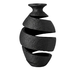 Zwarte 3D-geprinte Chaos design vaas met geometrische spiraalvorm, matte afwerking, 16,5 cm hoog en 9 cm breed, op witte achtergrond.