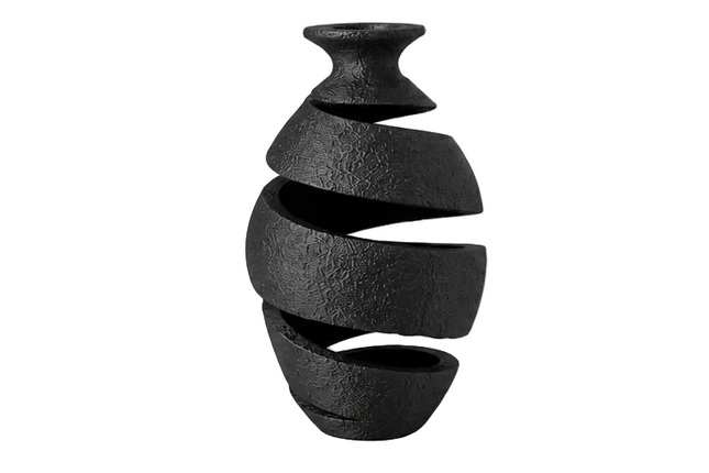 Zwarte 3D-geprinte Chaos design vaas met geometrische spiraalvorm, matte afwerking, 16,5 cm hoog en 9 cm breed, op witte achtergrond.